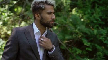 Klasik takım elbise poz içinde beyaz delikanlı