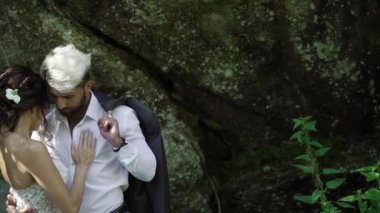 Parkta kucaklaşan genç çift