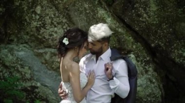 Parkta kucaklaşan genç çift