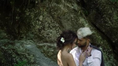 Parkta kucaklaşan genç çift