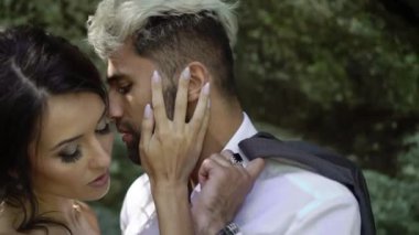 Parkta kucaklaşan genç çift