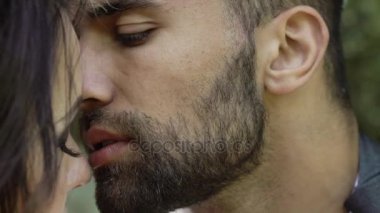 Parkta kucaklaşan genç çift