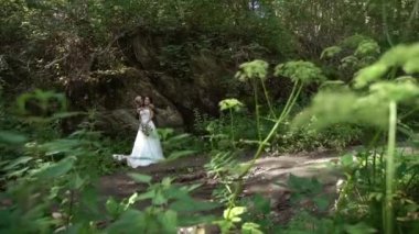 Parkta kucaklaşan genç çift