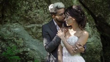 Parkta kucaklaşan genç çift