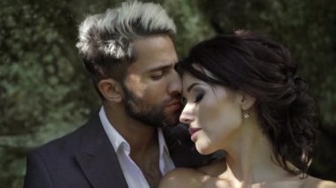 Parkta kucaklaşan genç çift