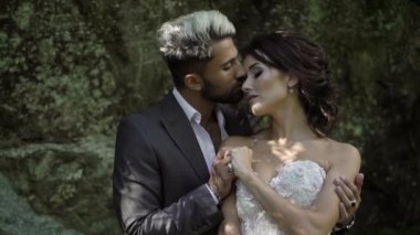 Parkta kucaklaşan genç çift