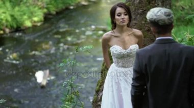 Şelale kucaklayan genç Çift