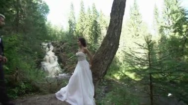 Şelale kucaklayan genç Çift