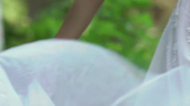 Çember ve elbise şelale sallayarak gelin