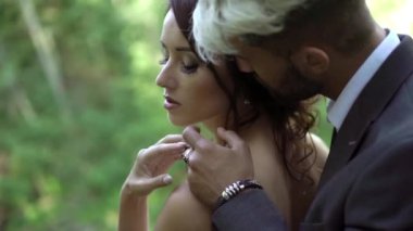 Şelale kucaklayan genç Çift