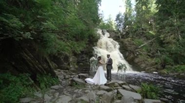 Genç Düğün çifti şelale yakınındaki töreninde