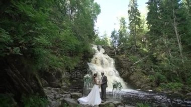 Genç Düğün çifti şelale yakınındaki töreninde