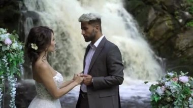 Genç Düğün çifti şelale yakınındaki töreninde