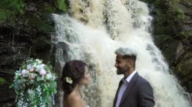 Genç Düğün çifti şelale yakınındaki töreninde