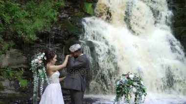 Genç Düğün çifti şelale yakınındaki töreninde