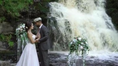 Genç Düğün çifti şelale yakınındaki töreninde
