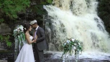 Genç Düğün çifti şelale yakınındaki töreninde