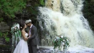 Genç Düğün çifti şelale yakınındaki töreninde