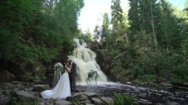 Genç Düğün çifti şelale yakınındaki töreninde