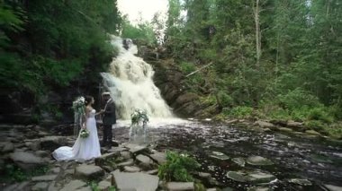 Genç Düğün çifti şelale yakınındaki töreninde