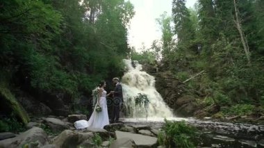 Genç Düğün çifti şelale yakınındaki töreninde