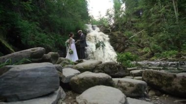 Genç Düğün çifti şelale yakınındaki töreninde