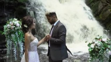 Genç Düğün çifti şelale yakınındaki töreninde