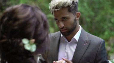 Genç Düğün çifti şelale yakınındaki töreninde