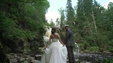 Genç Düğün çifti şelale yakınındaki töreninde