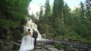 Genç evlilik töreni şelale yakınındaki yürüme Çift