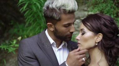 Parkta kucaklaşan genç çift