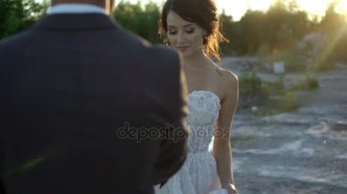 Genç güzel çift yürüyüş ve kucaklayan