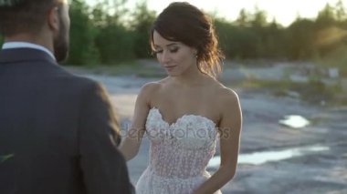 Genç güzel çift yürüyüş ve kucaklayan