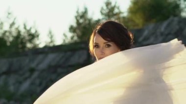 Çember ve elbise sallayarak gelin