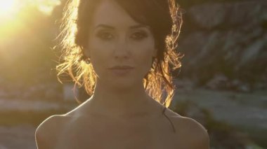 Fotoğraf makinesi portre için yürüyen genç güzel kadın