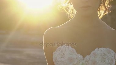 Fotoğraf makinesi portre için yürüyen genç güzel kadın