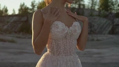 Gün batımında poz gelin