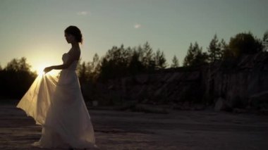 Çember ve elbise sallayarak gelin