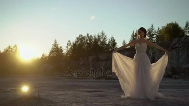 Çember ve elbise sallayarak gelin