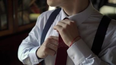 Genç adam giyen kırmızı kravat
