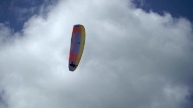 Gökyüzünde uçan paraglider