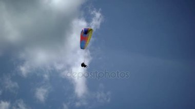 Gökyüzünde uçan paraglider