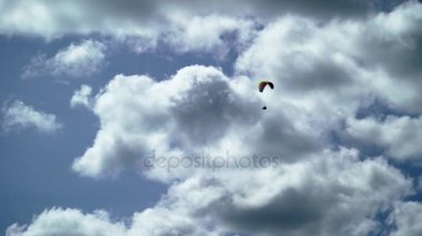 Gökyüzünde uçan paraglider