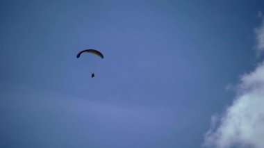 Gökyüzünde uçan paraglider