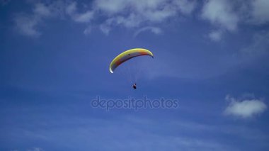 Gökyüzünde uçan paraglider