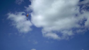 Gökyüzünde uçan paraglider