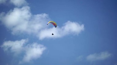 Gökyüzünde uçan paraglider
