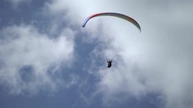 Gökyüzünde uçan paraglider