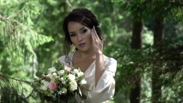 Giovane donna con bouquet nella foresta — Video Stock