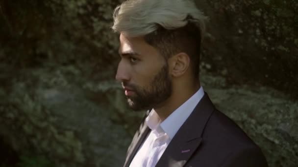 Giovane uomo caucasico in abito classico posa — Video Stock
